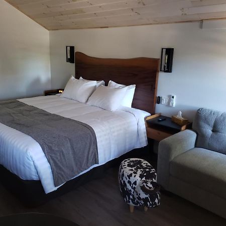 Adventure The Bruce Inn - Recently Renovated With Outdoor Hot Tub Tobermory Extérieur photo