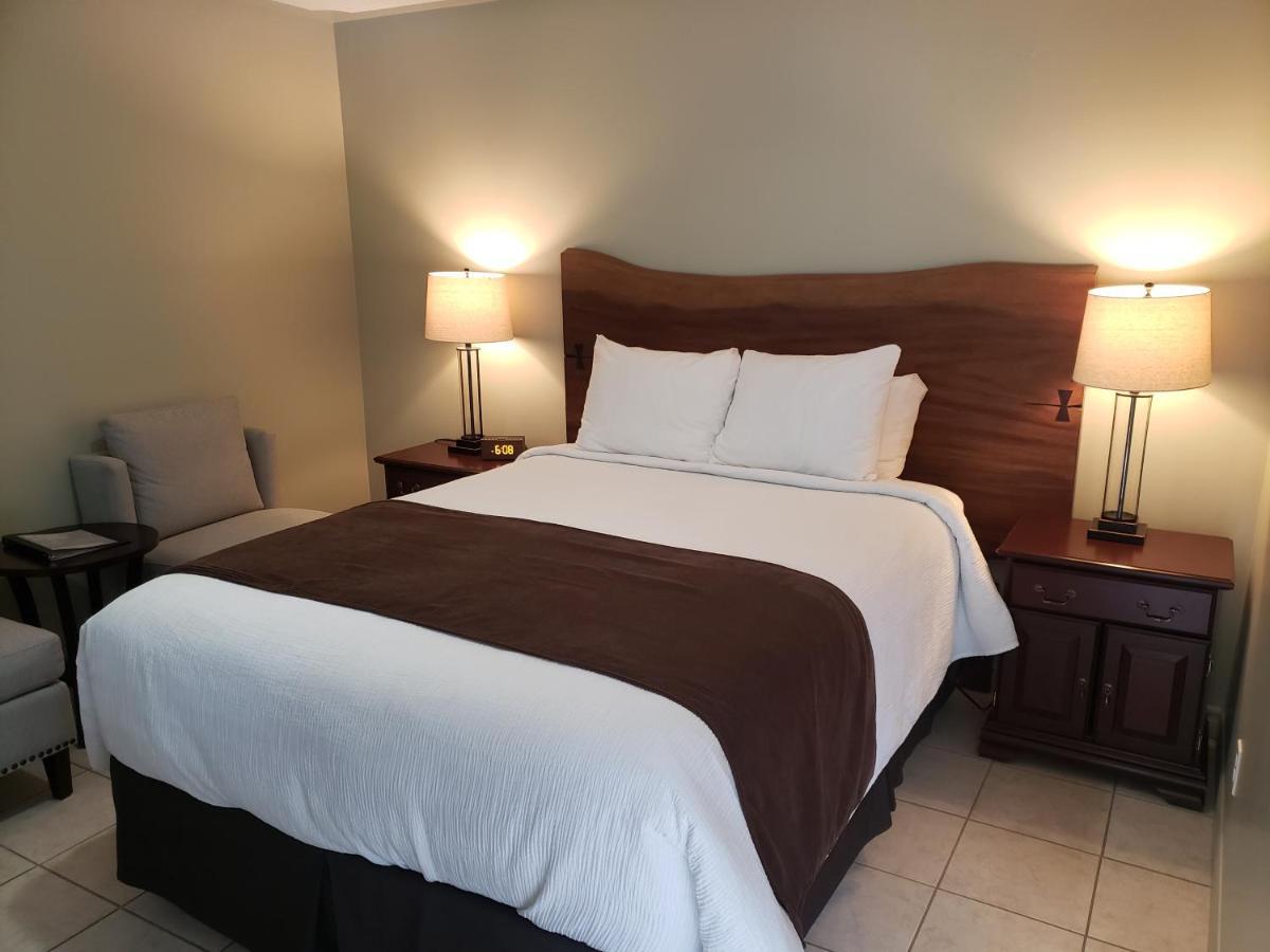 Adventure The Bruce Inn - Recently Renovated With Outdoor Hot Tub Tobermory Extérieur photo