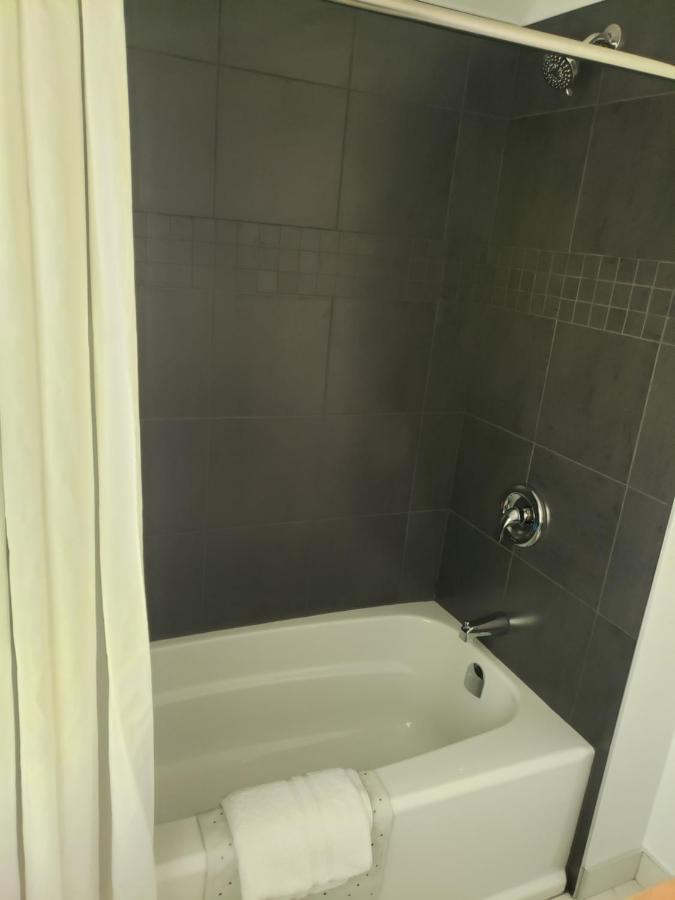 Adventure The Bruce Inn - Recently Renovated With Outdoor Hot Tub Tobermory Extérieur photo