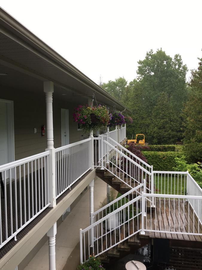 Adventure The Bruce Inn - Recently Renovated With Outdoor Hot Tub Tobermory Extérieur photo