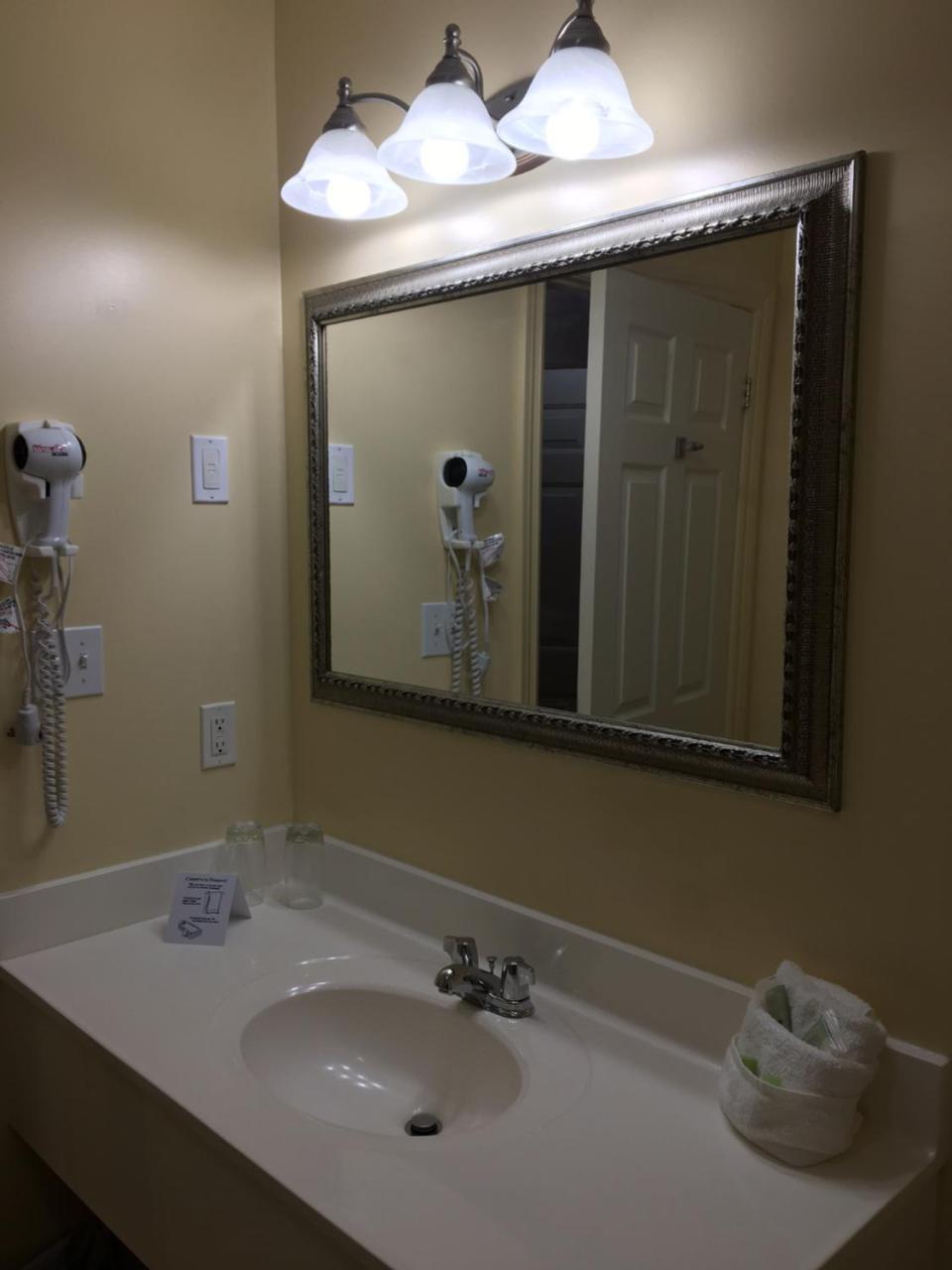 Adventure The Bruce Inn - Recently Renovated With Outdoor Hot Tub Tobermory Extérieur photo